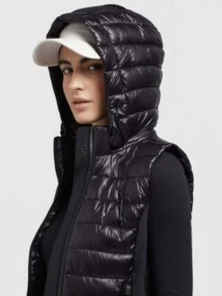 Khujo Damen Weste - FABIA SHINY -Khujo Verkaufsgeschäft Damen Weste FABIA SHINY pdstandard 656970 0003 modeldetail 1